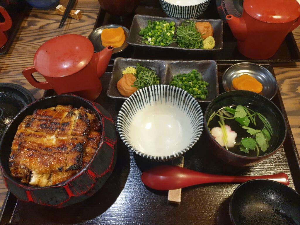 나고야 현지인 맛집 추천 6곳|관광객보다 로컬 손님이 많은 노포 가이드 5 나무 그릇에 담긴 히쓰마부시와 고명·육수 구성의 히츠마부시 정식 사진